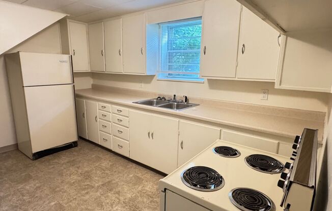 1 BEDROOM, 1 BATHROOM, GARDEN LEVEL APARTMENT, MINUTES FROM DOWNTOWN!