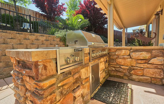 Large Single Story 3 Bedroom + Den - Empire Ranch