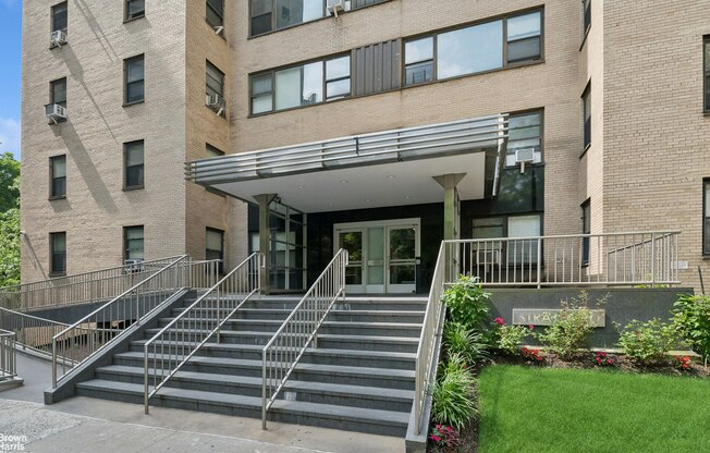 2 beds, 1 bath, $3,000, Unit 1E