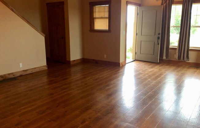 Lovely Townhouse for Rent in South Heart