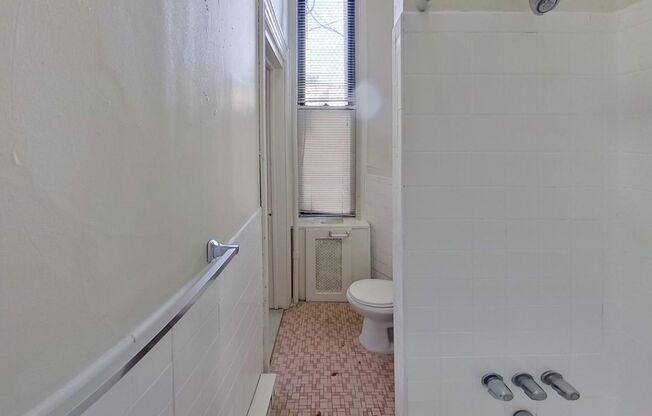 Studio, 1 bath, 450 sqft, $1,049, Unit 42-1R