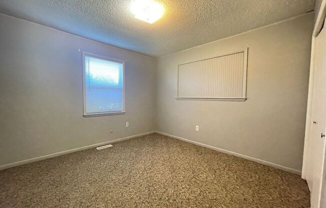 2 beds, 1 bath, 900 sqft, $850, Unit B8