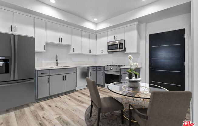 4647 1/2 W 18 ST