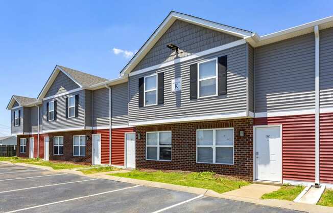 Exterior View at Chariot Pointe Apartments, Murfreesboro Tennessee