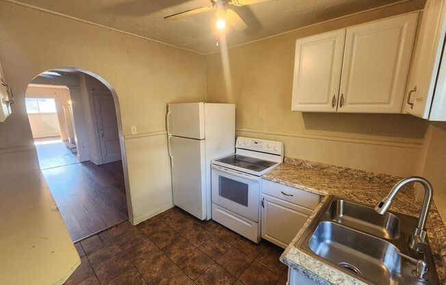 2 beds, 1 bath, $995