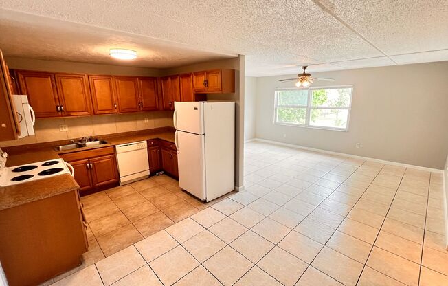 Cozy 3 Bd/2Ba Apartment in Commodore Place! Great Location!