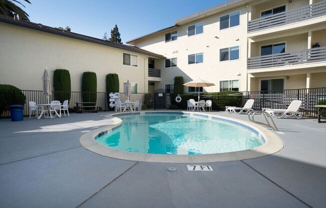 Large Condo Quality 2 Bed/2 Bath Washer/Dryer + Fireplace In-Unit