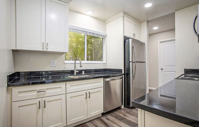 2 beds, 1.5 baths, $2,900, Unit 2150 Santa Clara Ave #F