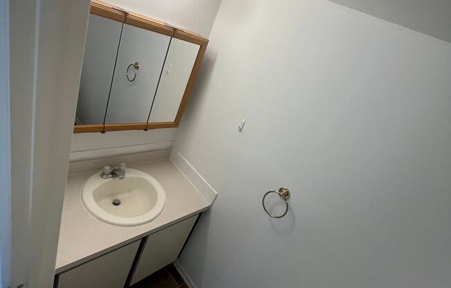 2 beds, 1.5 baths, 1,050 sqft, $1,150, Unit #84