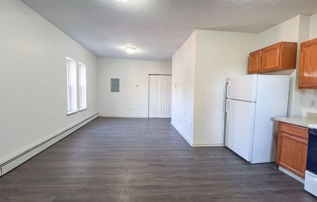 3 beds, 1 bath, $1,700, Unit 2E