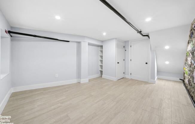 426 W 45 ST