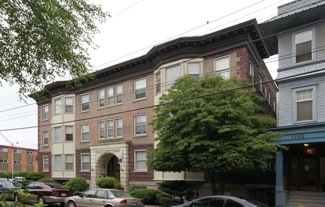 Rialto Court Apartments - Vintage Beauty in Capitol Hill