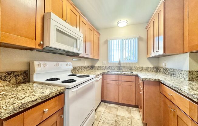 Beautiful 2Bd/1.5Ba Unit With Garage Parking Located In UTC!