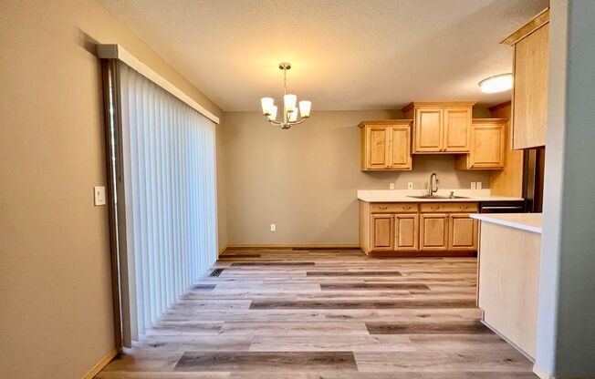 NEWLY REMODELED! SPACIOUS SANDY TOWNHOME W/ DOUBLE CAR GARAGE!!