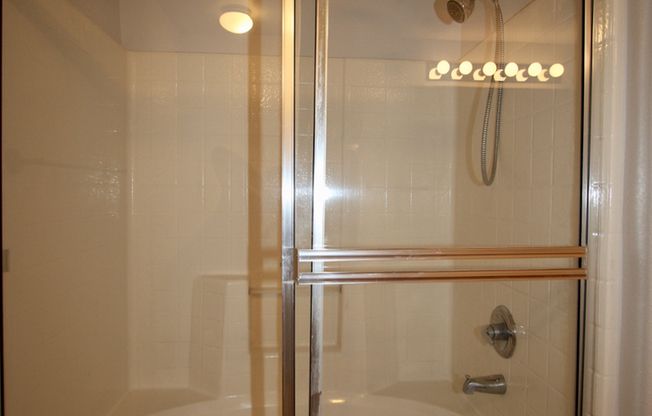 2 beds, 2 baths, $1,800, Unit 1512