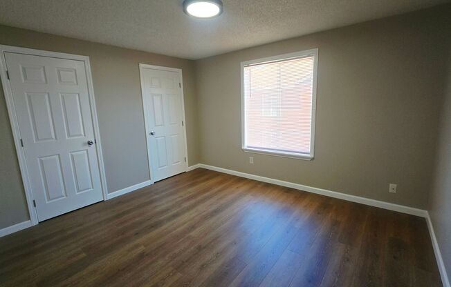 2 beds, 1 bath, 907 sqft, $1,100, Unit 1885E