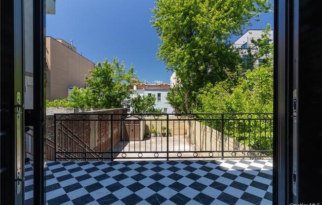 1231 PUTNAM AVE