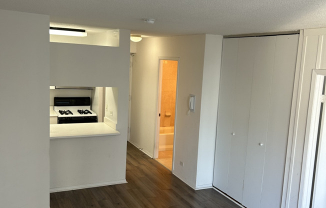 1 bed, 1 bath, 542 sqft, $3,700, Unit 27D