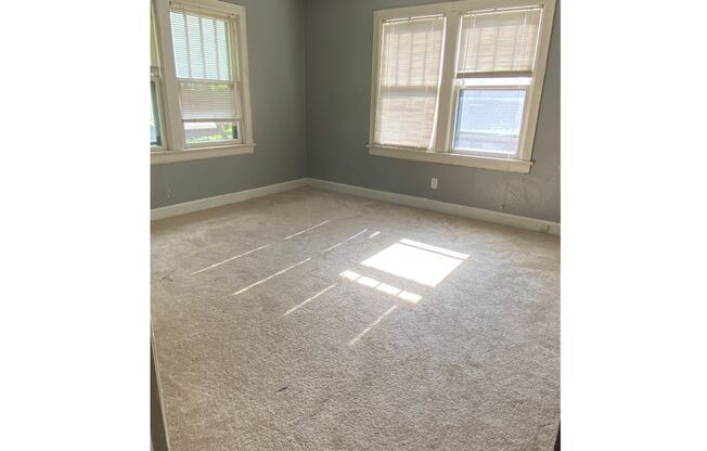 COLLEGE HILL DUPLEX w/2 car garage