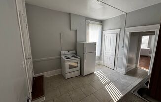 2 beds, 1 bath, $800, Unit 04