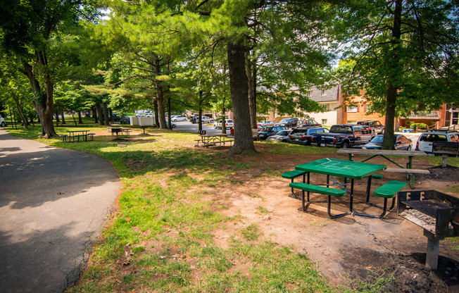 Maplewood Villas Apartments Picnic Area 01