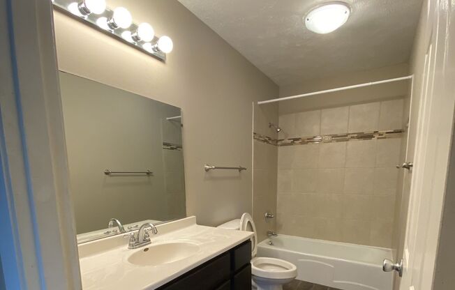 2 beds, 1 bath, $999, Unit 4