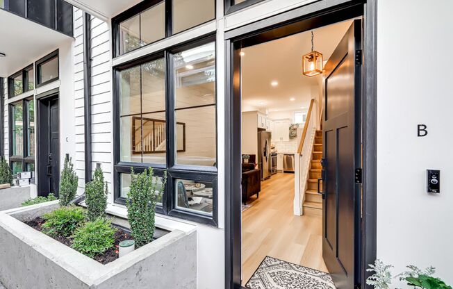 West Seattle Townhome w/ Rooftop Deck, Parking and AC