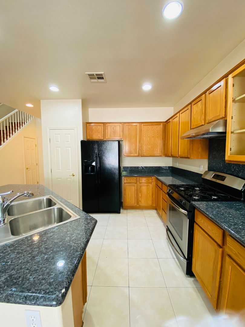 GATED COMMUNITY, BEAUTIFUL 2 STORY HOME! ONE BEDROOM DOWNSTAIRS, LAMINATE WOOD FLOORING THROUGHOUT HOME, CLOSE TO SHOPPING CENTERS! MUST SEE!! HOME TO BE PROFESSIONALLY CLEANED BEFORE MOVE IN.