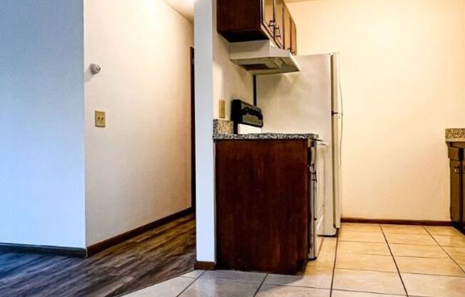 2 beds, 1 bath, 875 sqft, $1,325, Unit Unit 2810-11