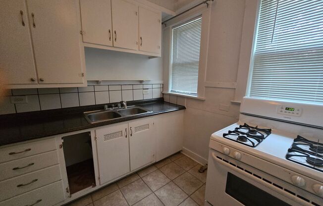 1 bed, 1 bath, $695, Unit Apt 1