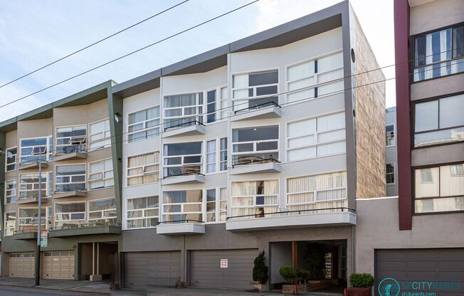 Marina: Remodeled Top Floor 1 Bedroom near Chestnut Shops