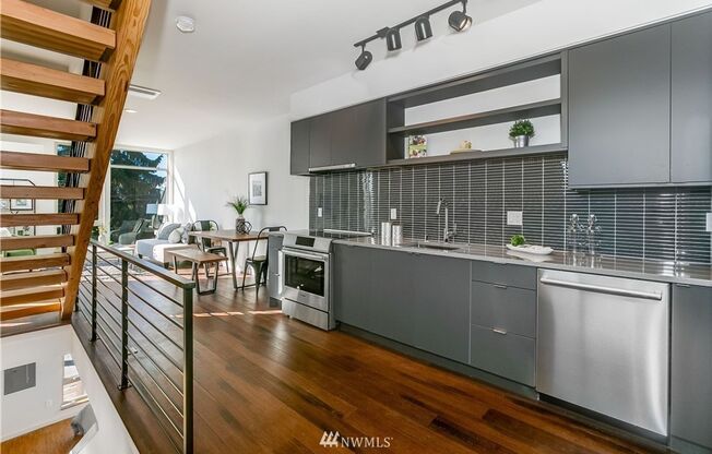 First Hill Modern 2-Bedroom Condo with Rooftop Views – Seattle, WA