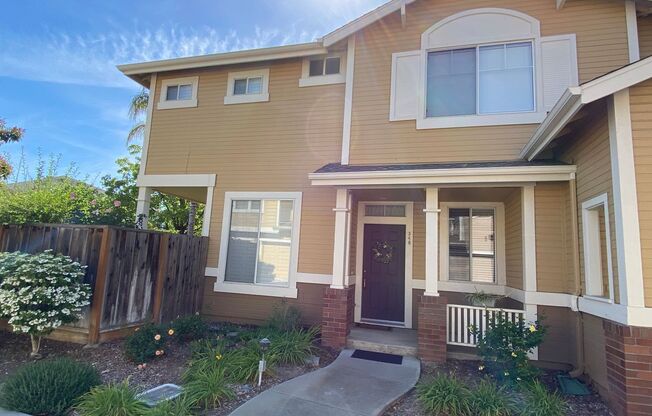 Beautiful 3BR/2.5BA Townhome Near Communication Hill