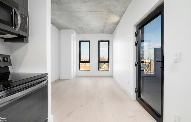 458 E 25 ST
