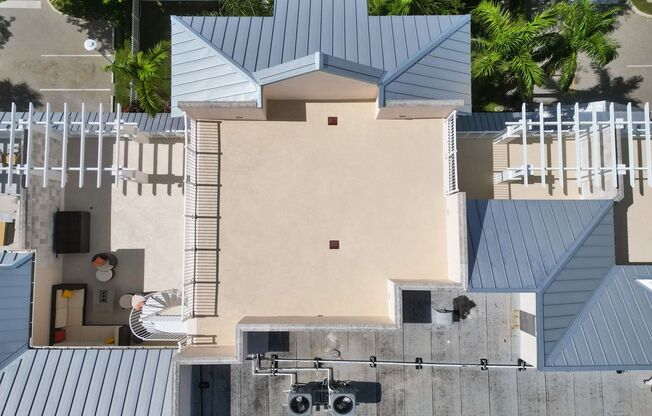 Gorgeous Penthouse Unit One Block from the Ocean