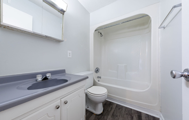 1 bed, 1 bath, 650 sqft, $995, Unit H8