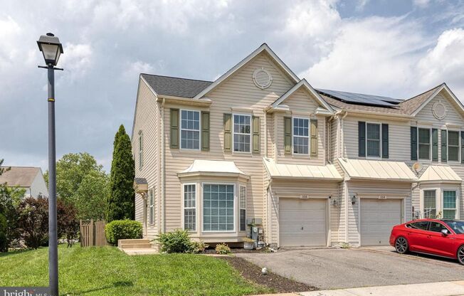 Beautiful 4bth 3.5bth End-Unit Townhome with Garage in Odenton