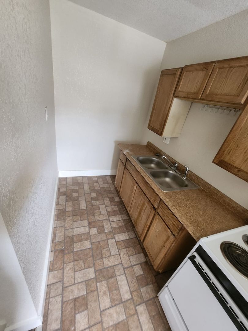 Newly Renovated Studio Apartment – Prime Location Near Downtown