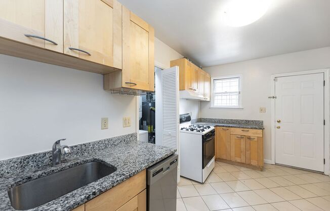 Cozy 3 Bed near metro!  Apply today for savings!