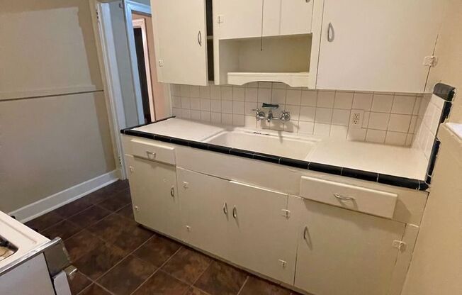 2 beds, 1 bath, 900 sqft, $800, Unit D737-4