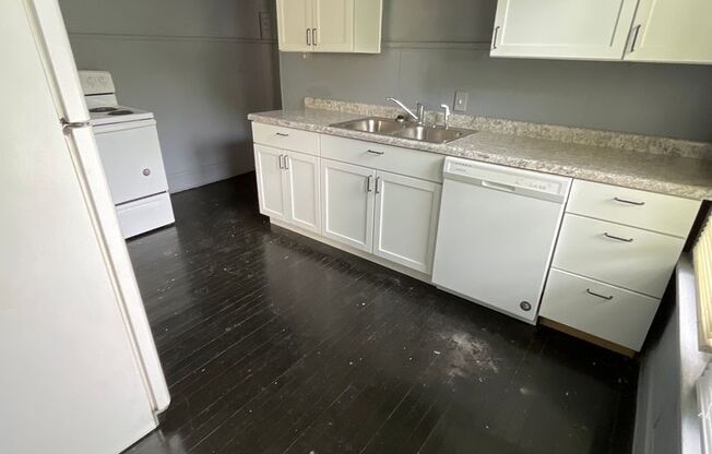 457-459 E Woodrow Ave