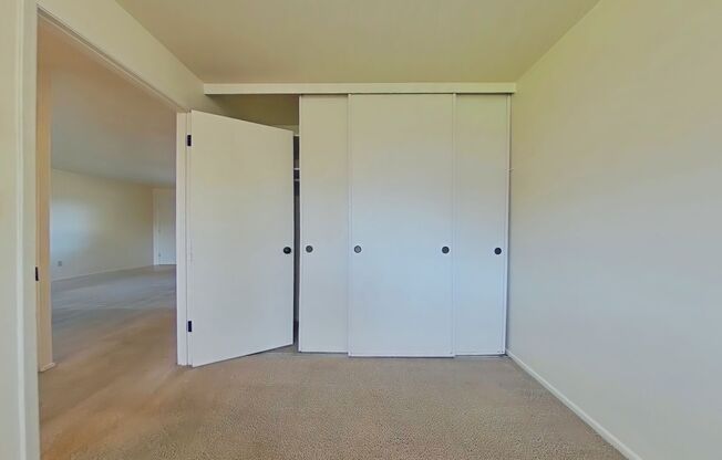 2 Bedroom Apartment ~ Close to Campus ~ Small Pet Friendly