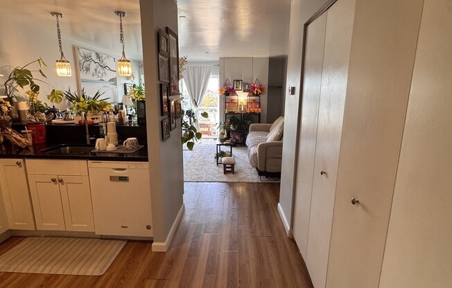 2 beds, 1 bath, 1,100 sqft, $2,400, Unit 718