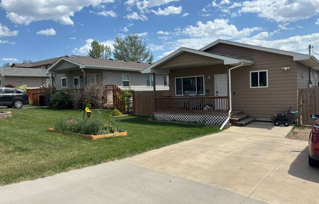4 BED | 1 BATH | SINGLE-FAMILY | NORTH | FURNISHED