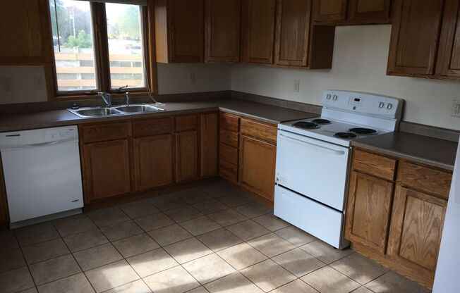 2 beds, 1.5 baths, 900 sqft, $975