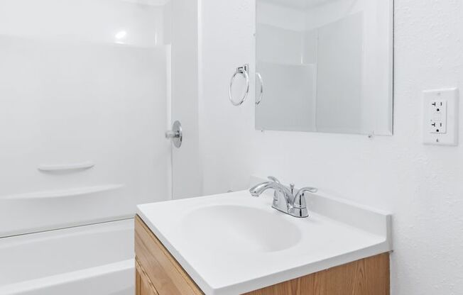 3 beds, 1 bath, $1,275, Unit Apt.1