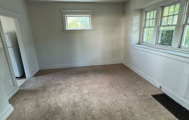 3 beds, 1 bath, $895