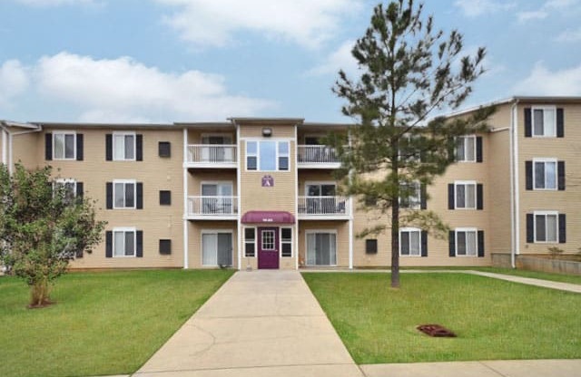 Tree Lined Exterior View at Kuder Estates Apartments, MRD Conventional, Warsaw