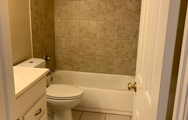 2 beds, 1 bath, 868 sqft, $1,100, Unit 4044 NE 1 DR