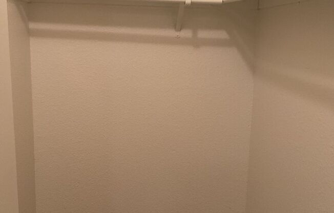 2 beds, 1 bath, 992 sqft, $1,250, Unit 4760-105